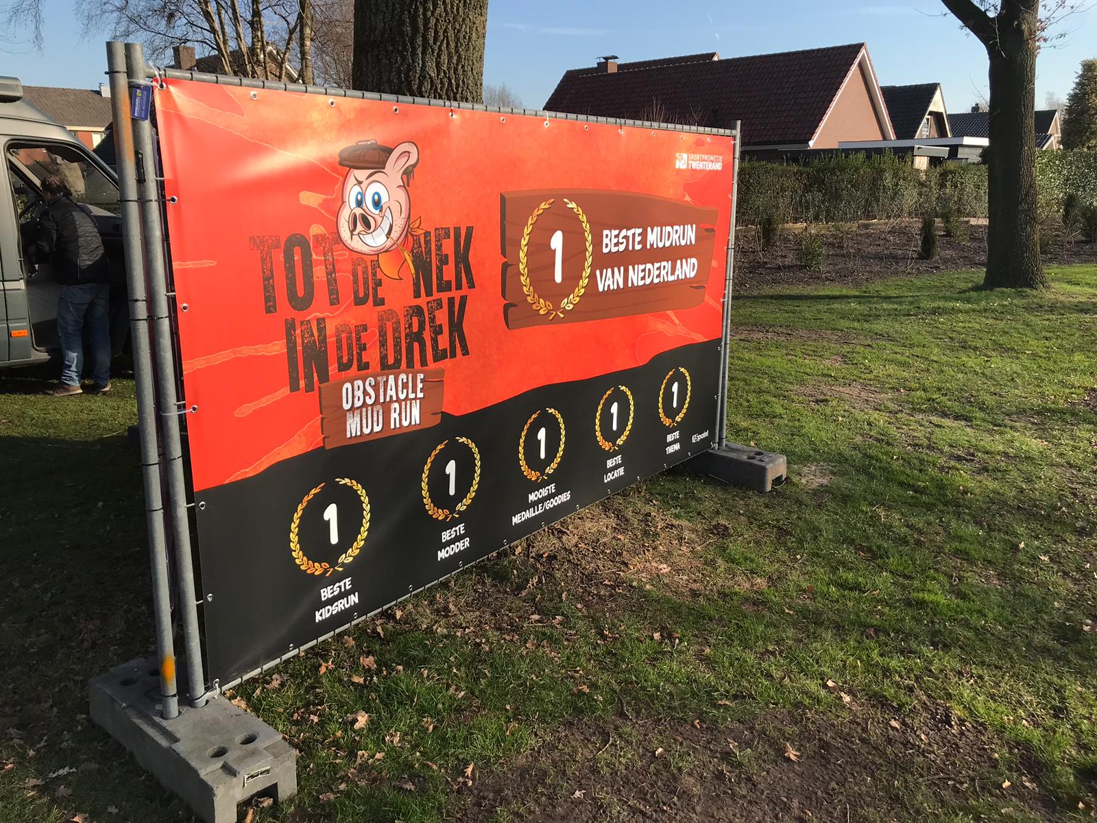 Spandoek, banner, bouwhekbanner, print, tot de nek in de drek, mudrun