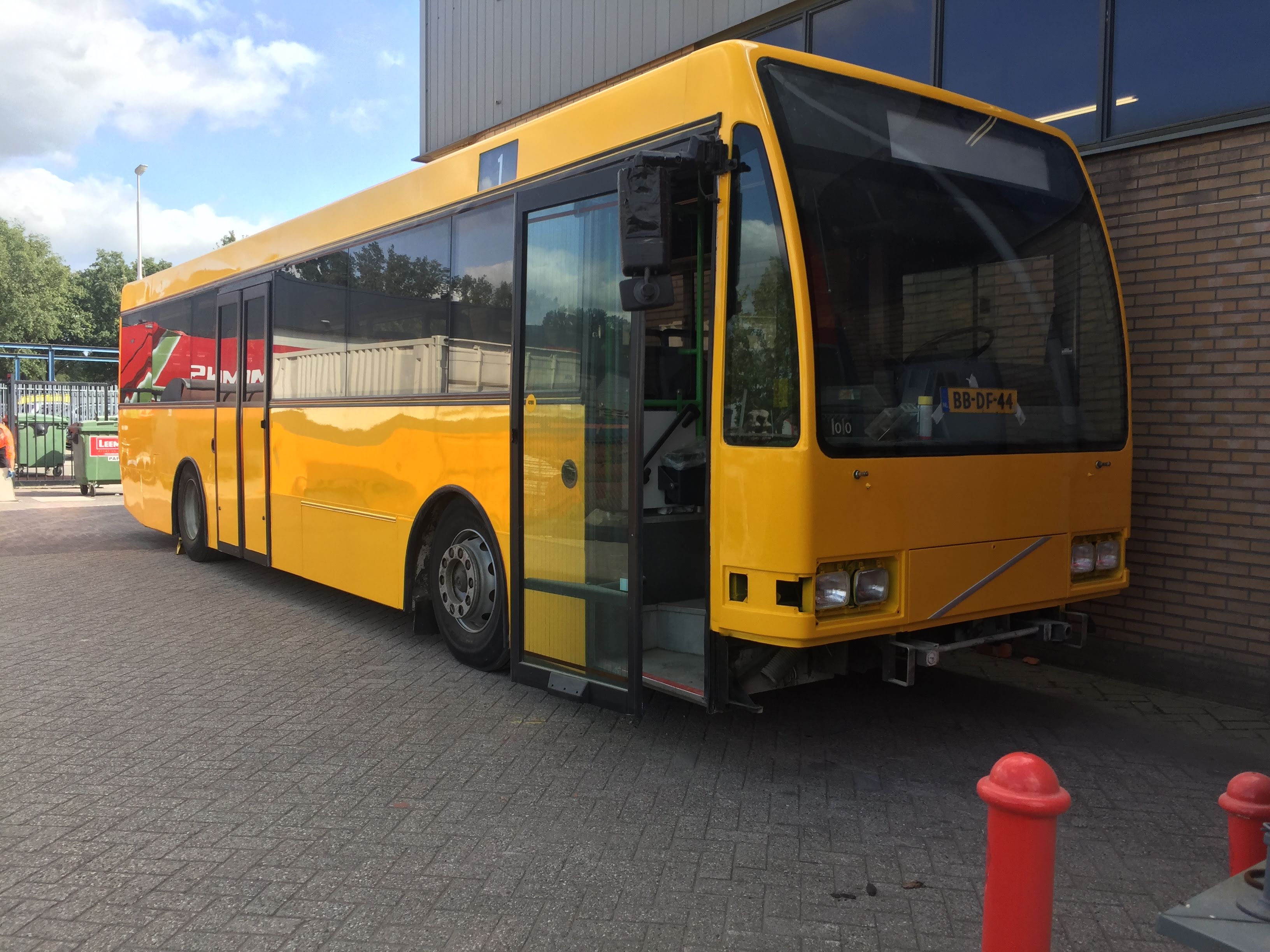 Spuiten, natlak, spuiterij, Volvo, VAD, paint, verf, AS Paint, Stichting Veteraan Autobussen,