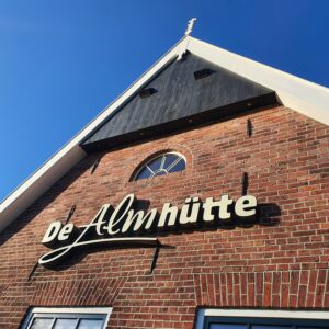 Heb je echt wat te vieren? Dan is de Almhütte de perfecte locatie! Het pand licht aan drukke weg en verdient daarom een opvallende gevelreclame. Met verlichte 3D doosletters hebben we een passende oplossing weten te vinden.