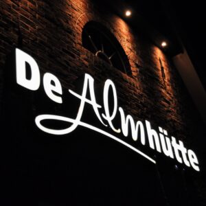 Heb je echt wat te vieren? Dan is de Almhütte de perfecte locatie! Het pand licht aan drukke weg en verdient daarom een opvallende gevelreclame. Met verlichte 3D doosletters hebben we een passende oplossing weten te vinden.